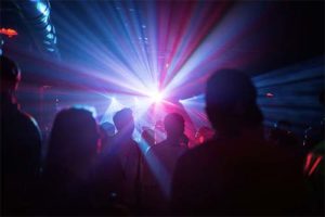 Pour ou contre les rencontres en discothèque