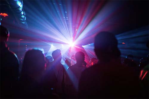 Pour ou contre les rencontres en discothèque